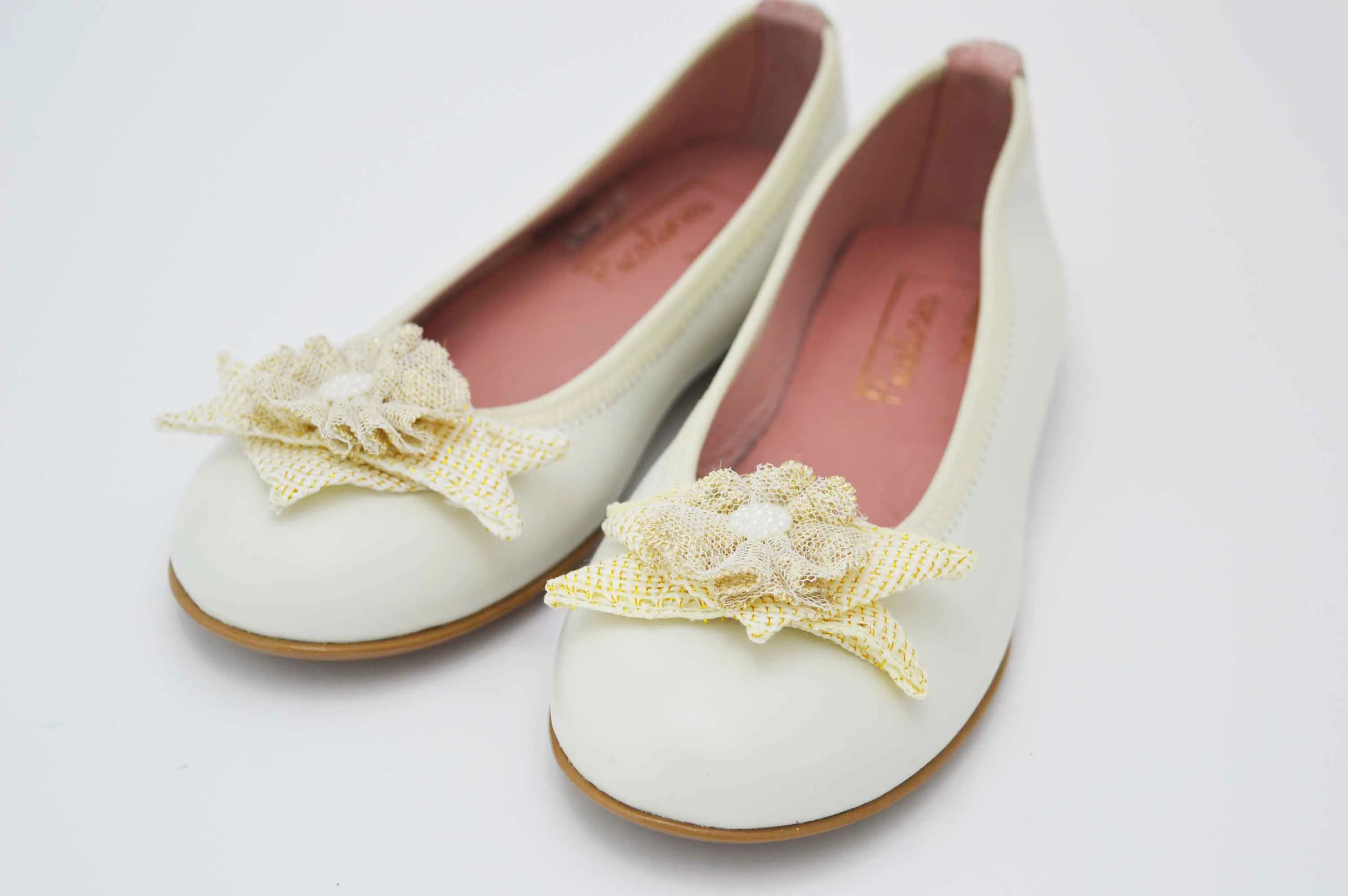 Bailarinas beige con adornos flor de tela