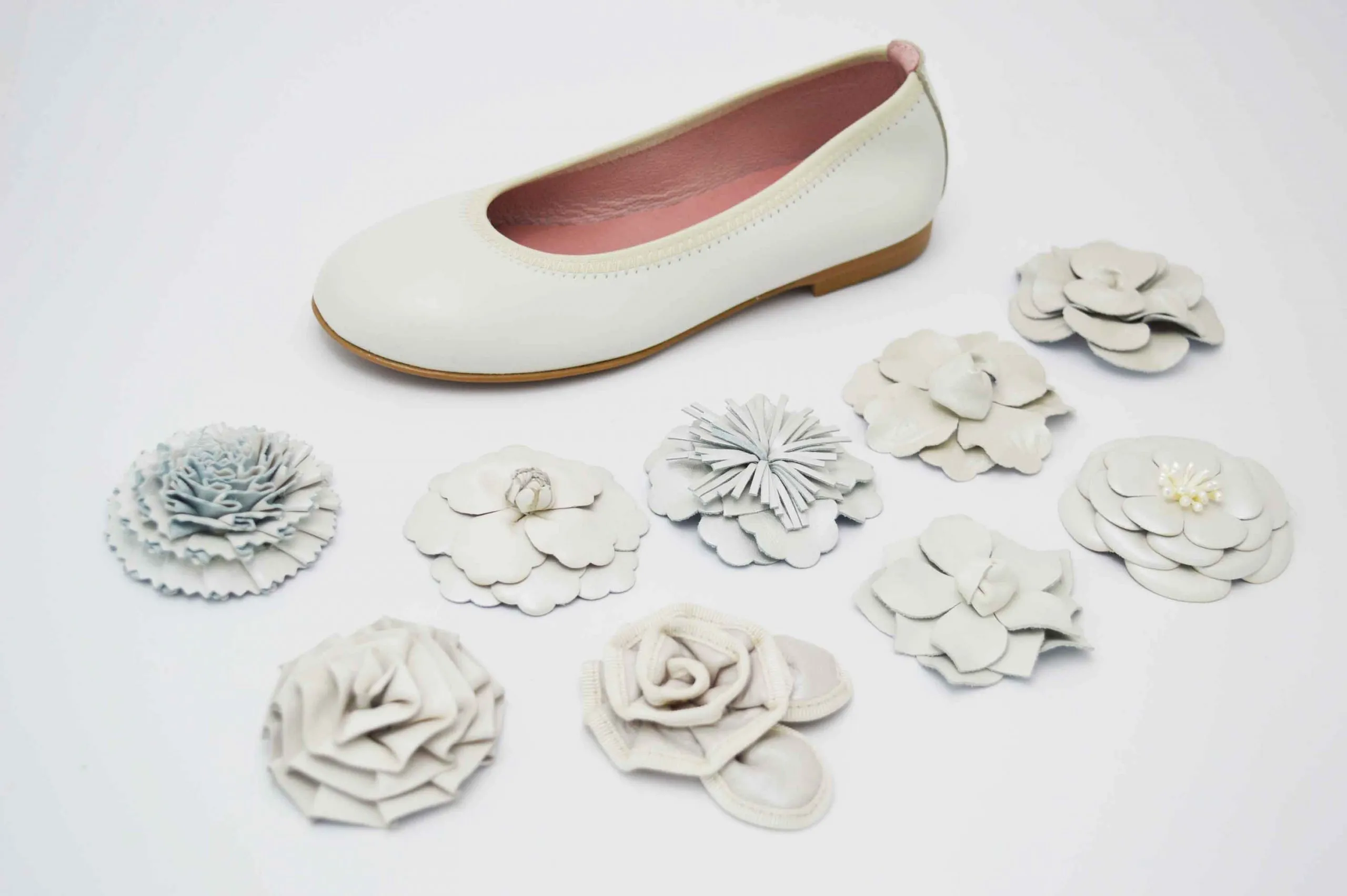 Bailarinas beige con adornos flor