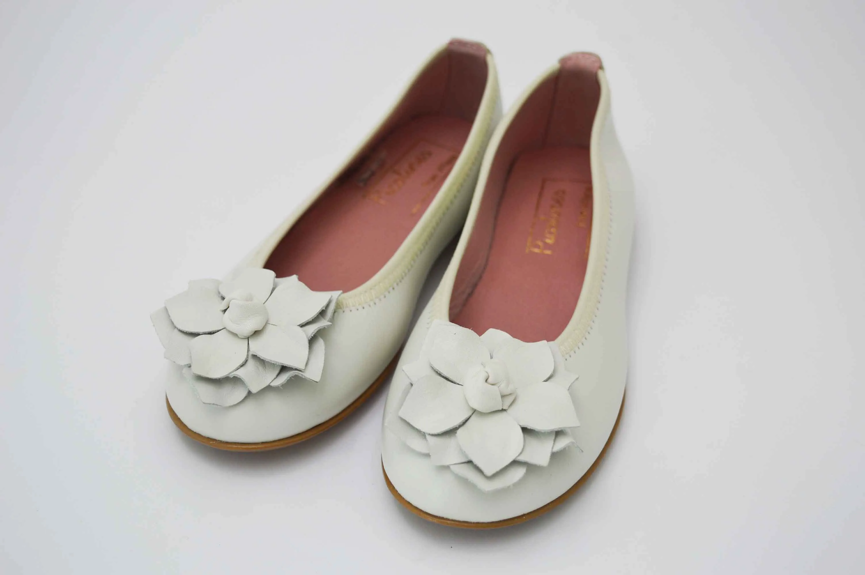 Bailarinas beige con adornos flor