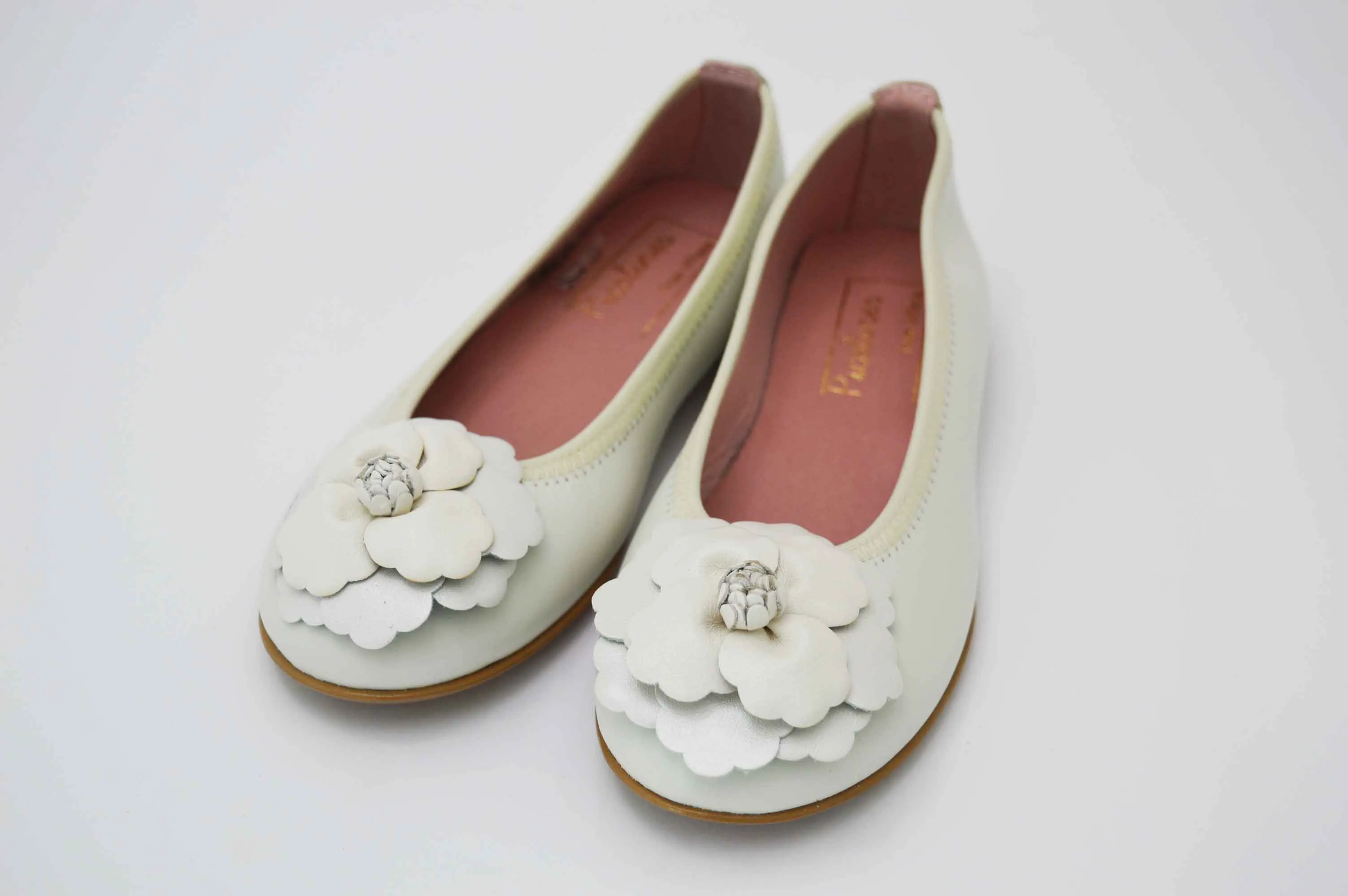 Bailarinas beige con adornos flor