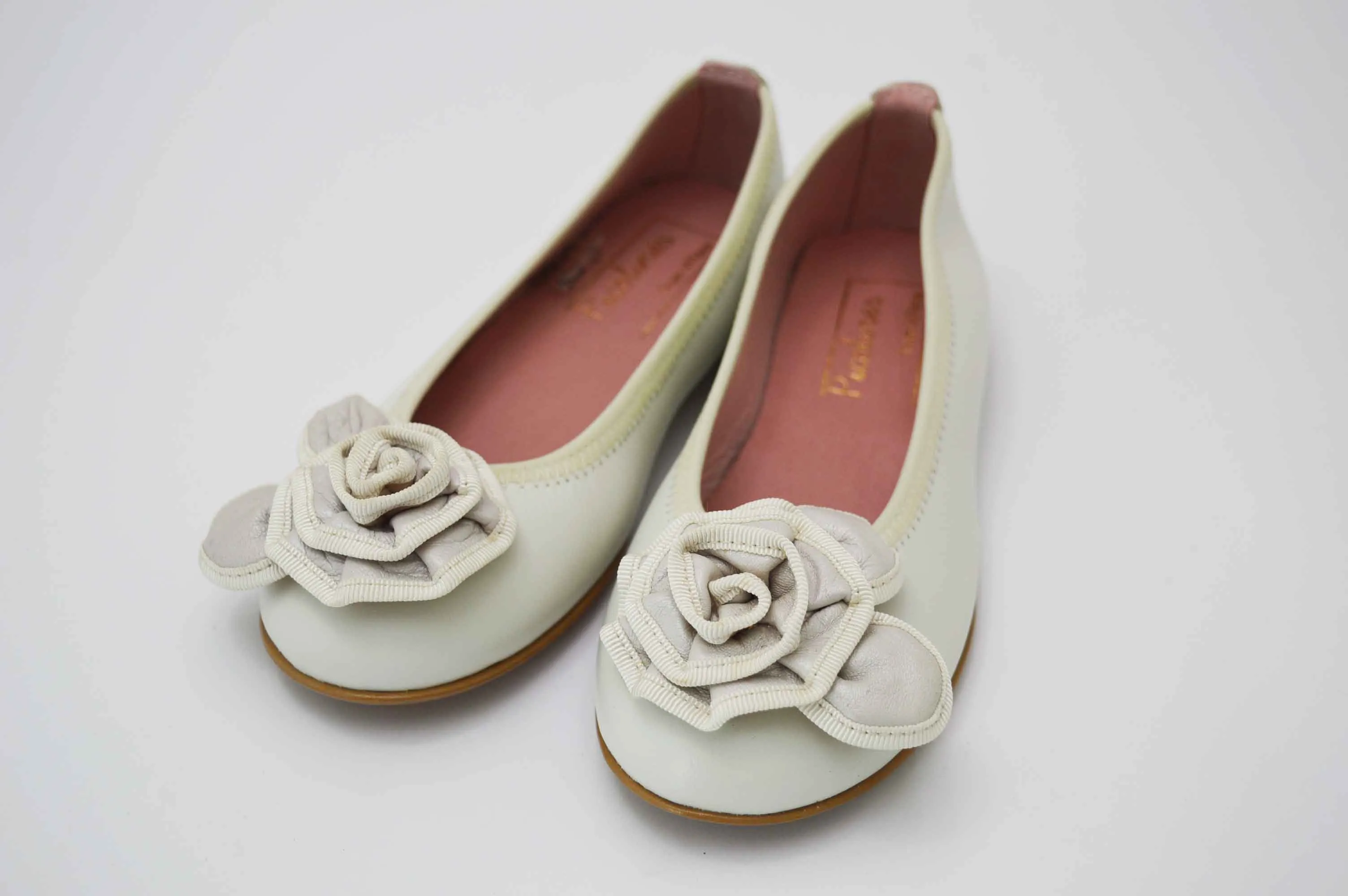 Bailarinas beige con adornos flor