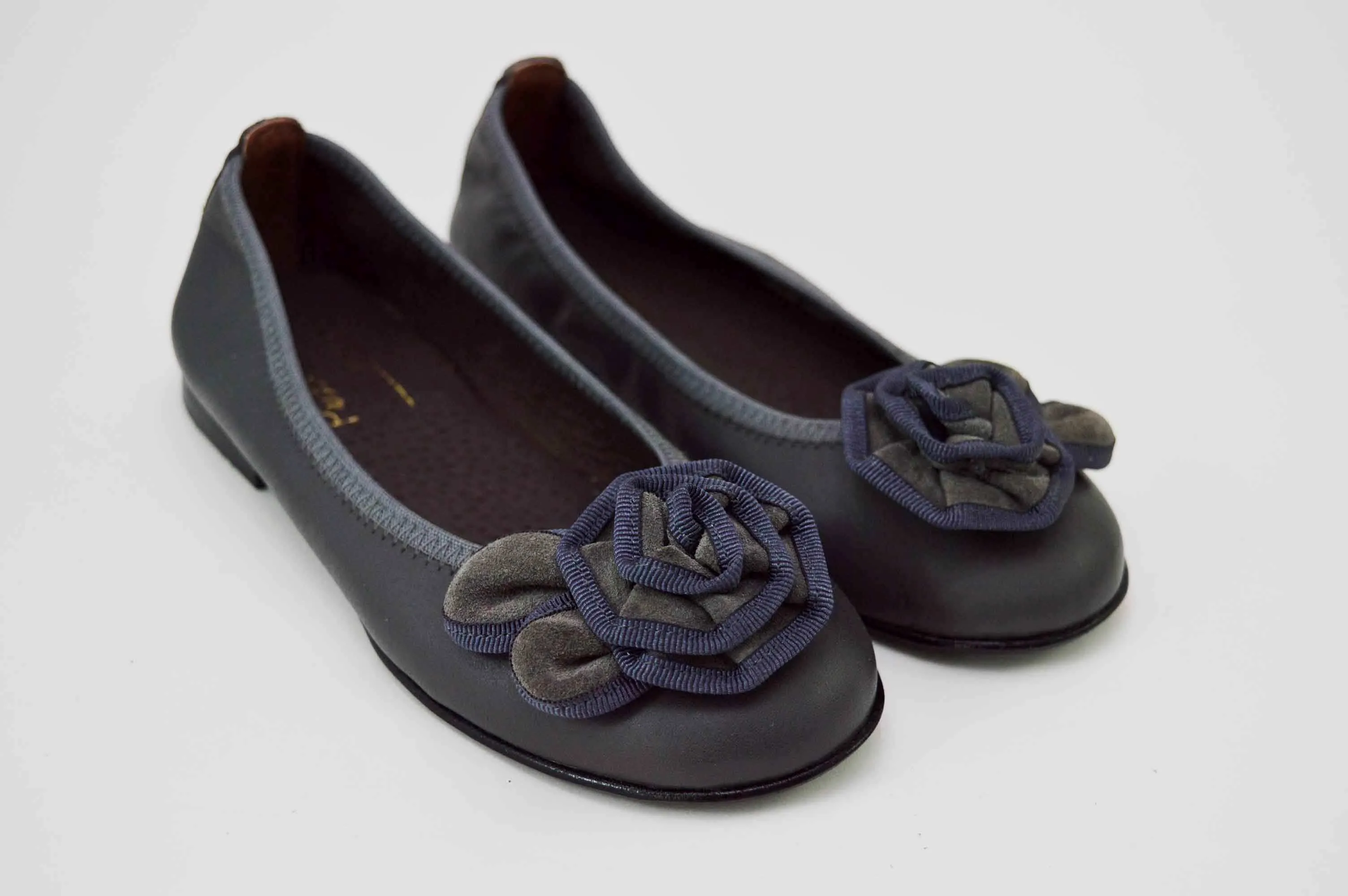 Bailarinas gris con adornos