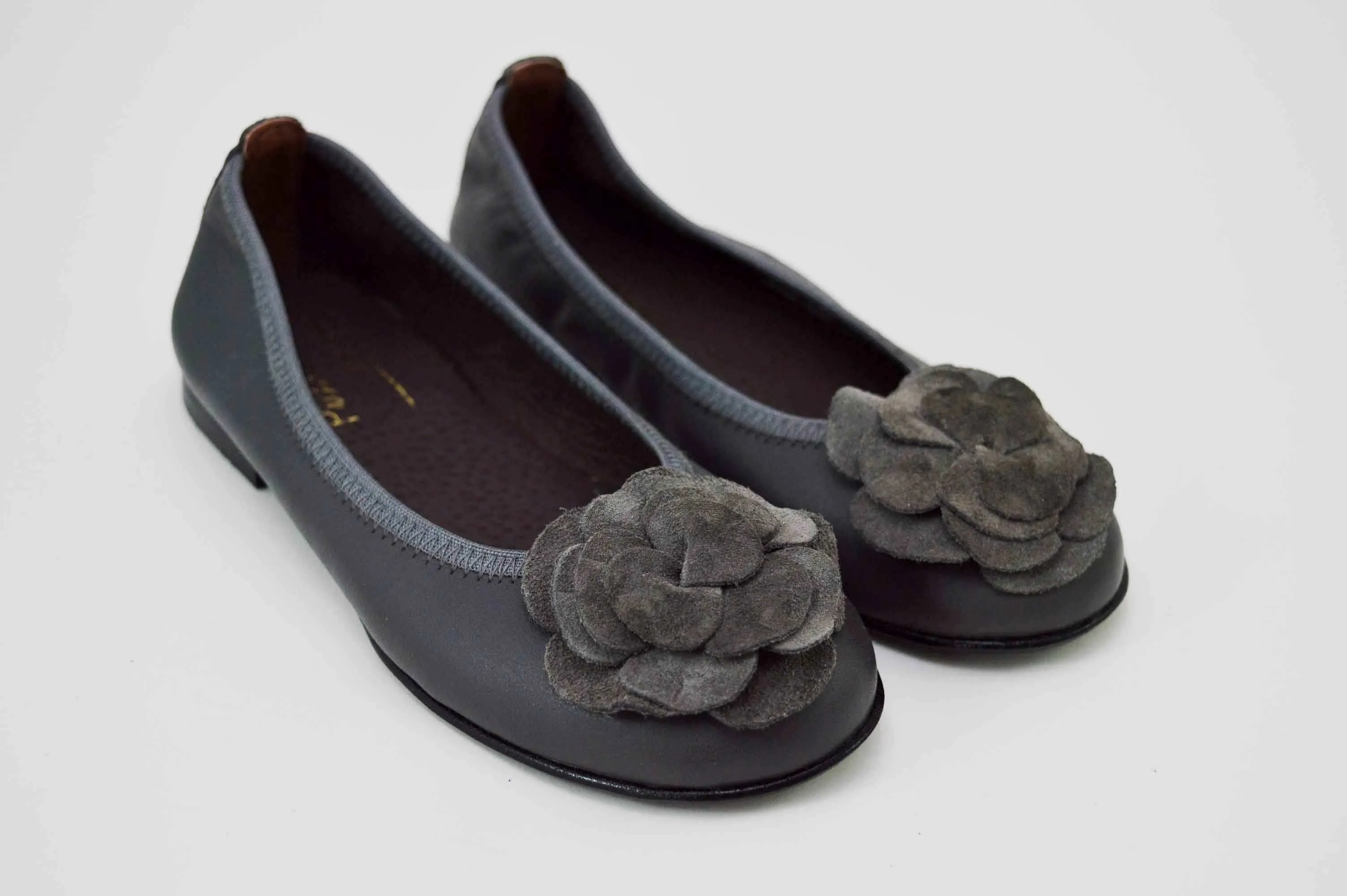 Bailarinas gris con adornos