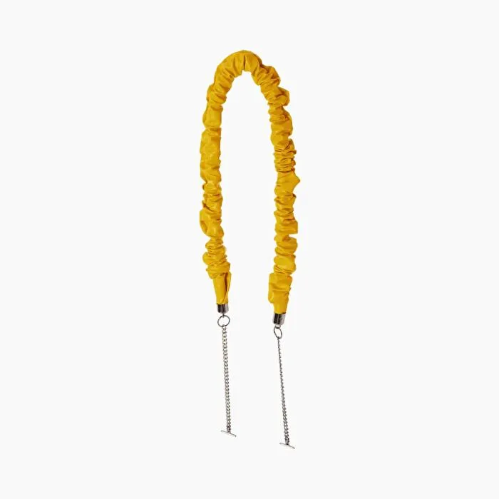 Bandolera de nappa rouche con cadena en "T" cedro