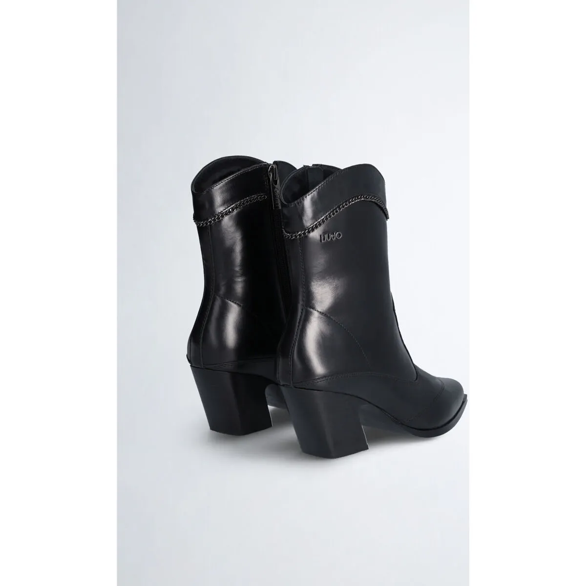 Botines camperos con cadena decorativa