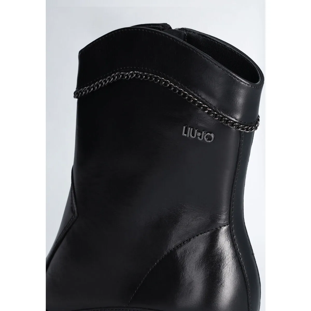 Botines camperos con cadena decorativa