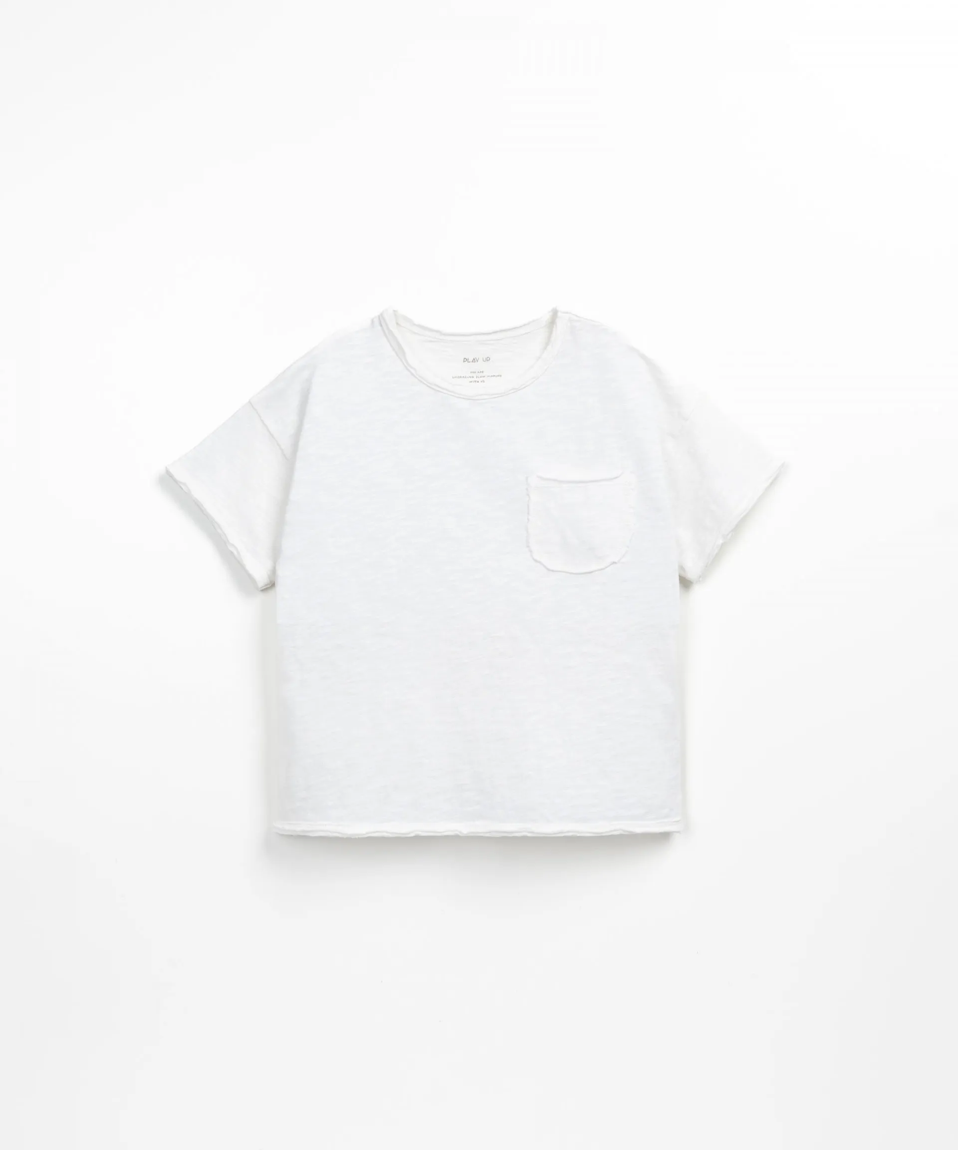 Camiseta con adornos de corte vivo | Textile Art