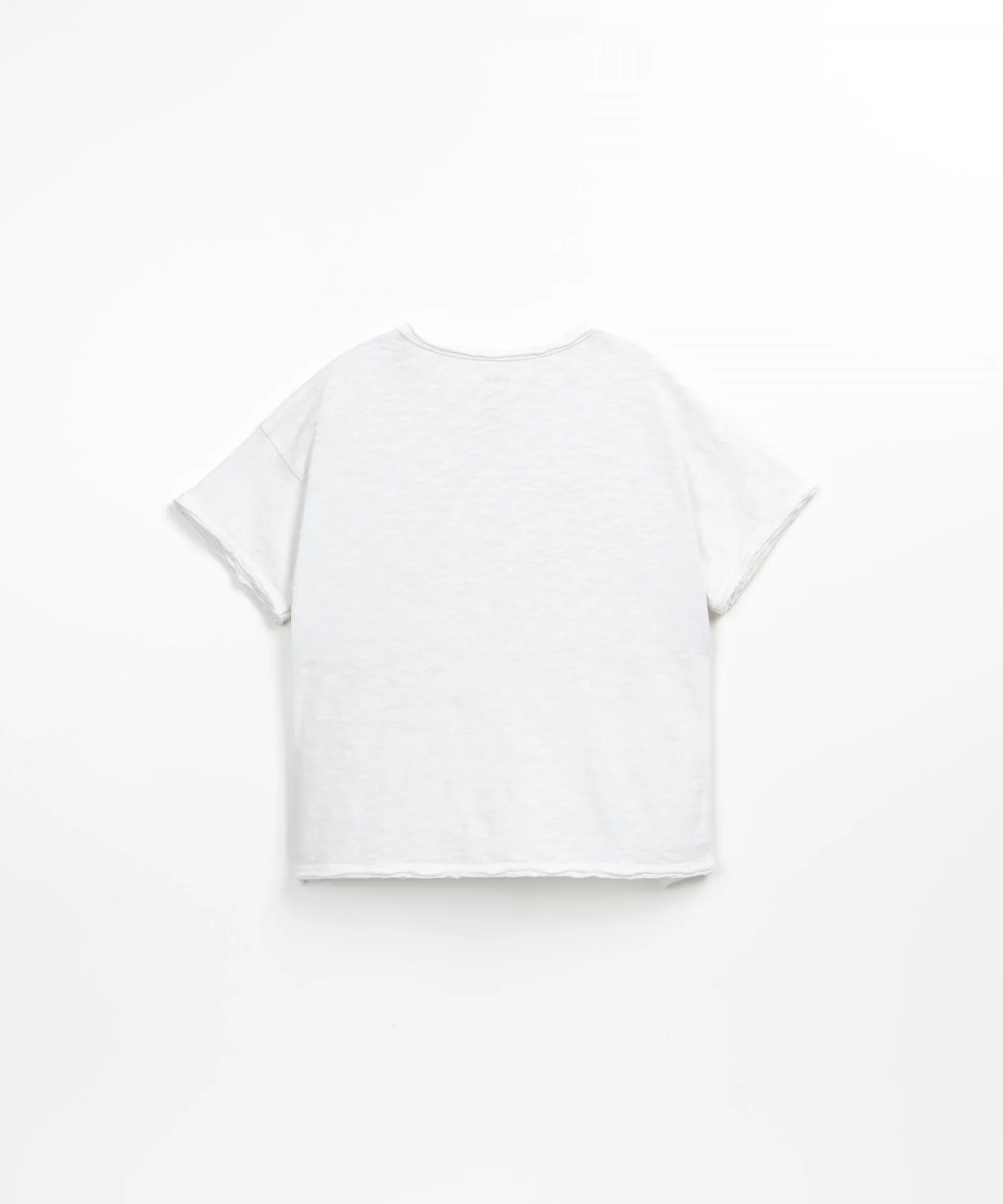 Camiseta con adornos de corte vivo | Textile Art
