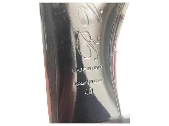 Hebilla de metal con punta cuadrada Roger Vivier en charol negro 