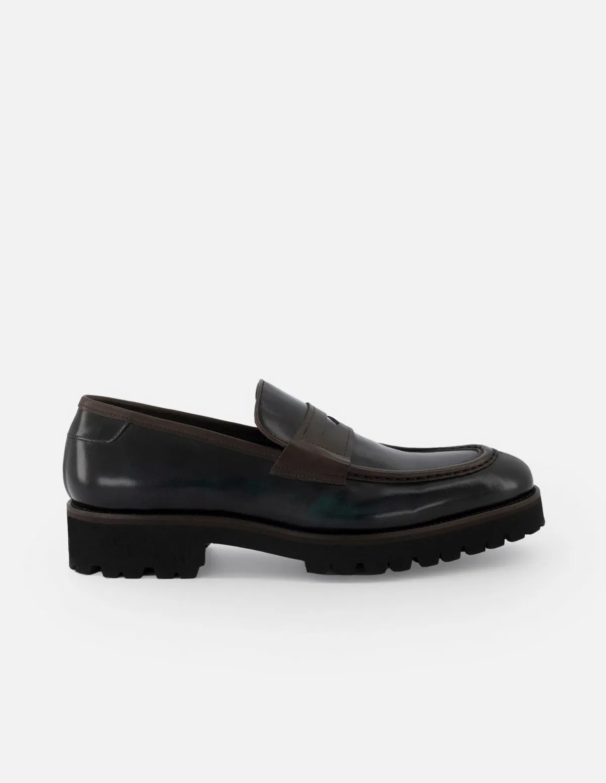 Mocasín en piel florantik color verde con detalles color marrón y suela de goma para hombre.
