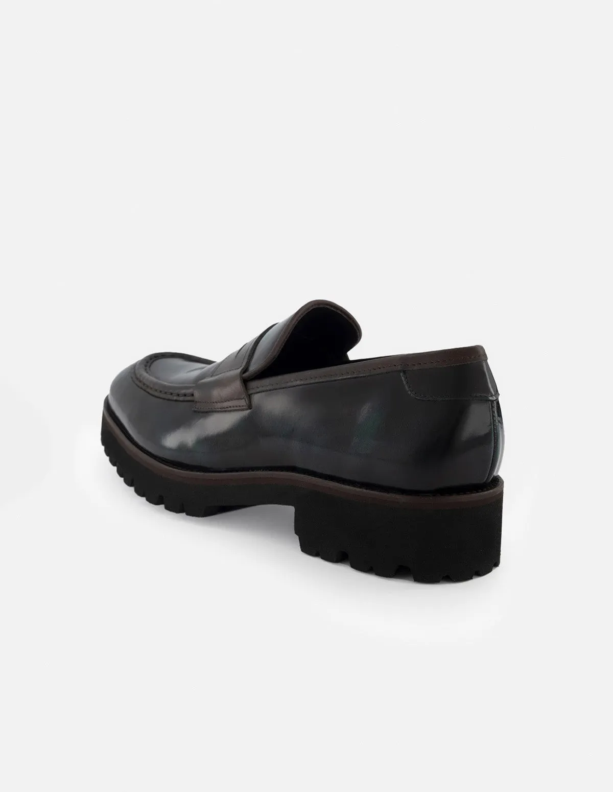 Mocasín en piel florantik color verde con detalles color marrón y suela de goma para hombre.