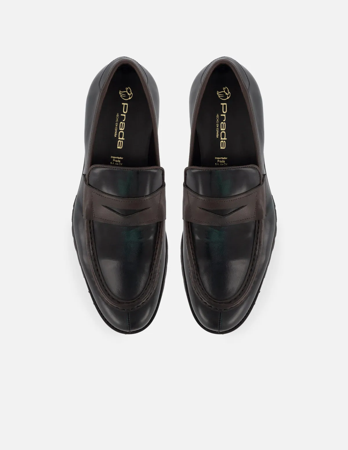Mocasín en piel florantik color verde con detalles color marrón y suela de goma para hombre.
