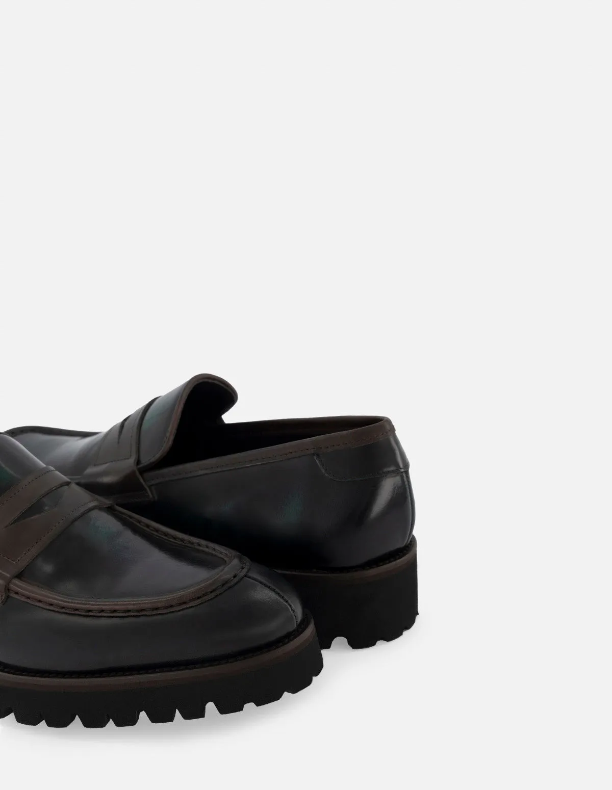 Mocasín en piel florantik color verde con detalles color marrón y suela de goma para hombre.