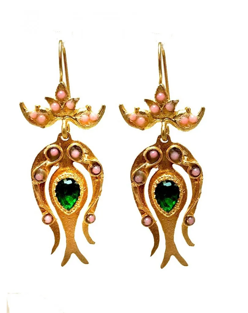 PENDIENTES LARGOS DORADOS CON ADORNOS EN VERDE Y ROSA MAQUILLAJE