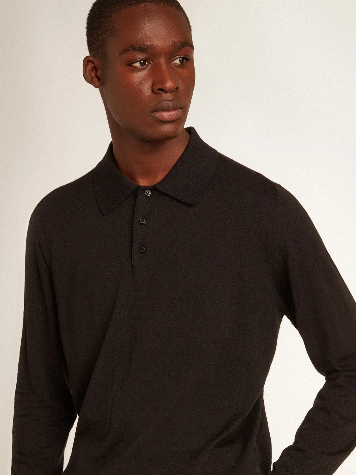 Polo de manga larga de hombre en lana merina de color negro