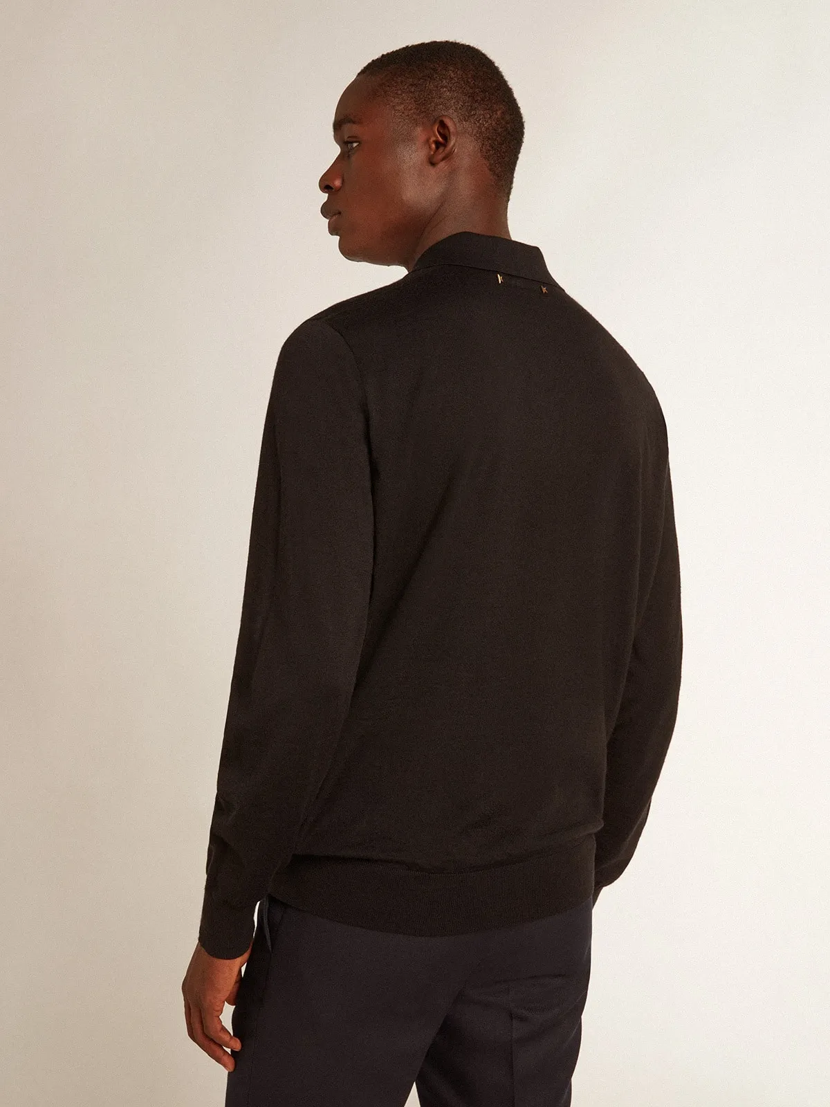 Polo de manga larga de hombre en lana merina de color negro