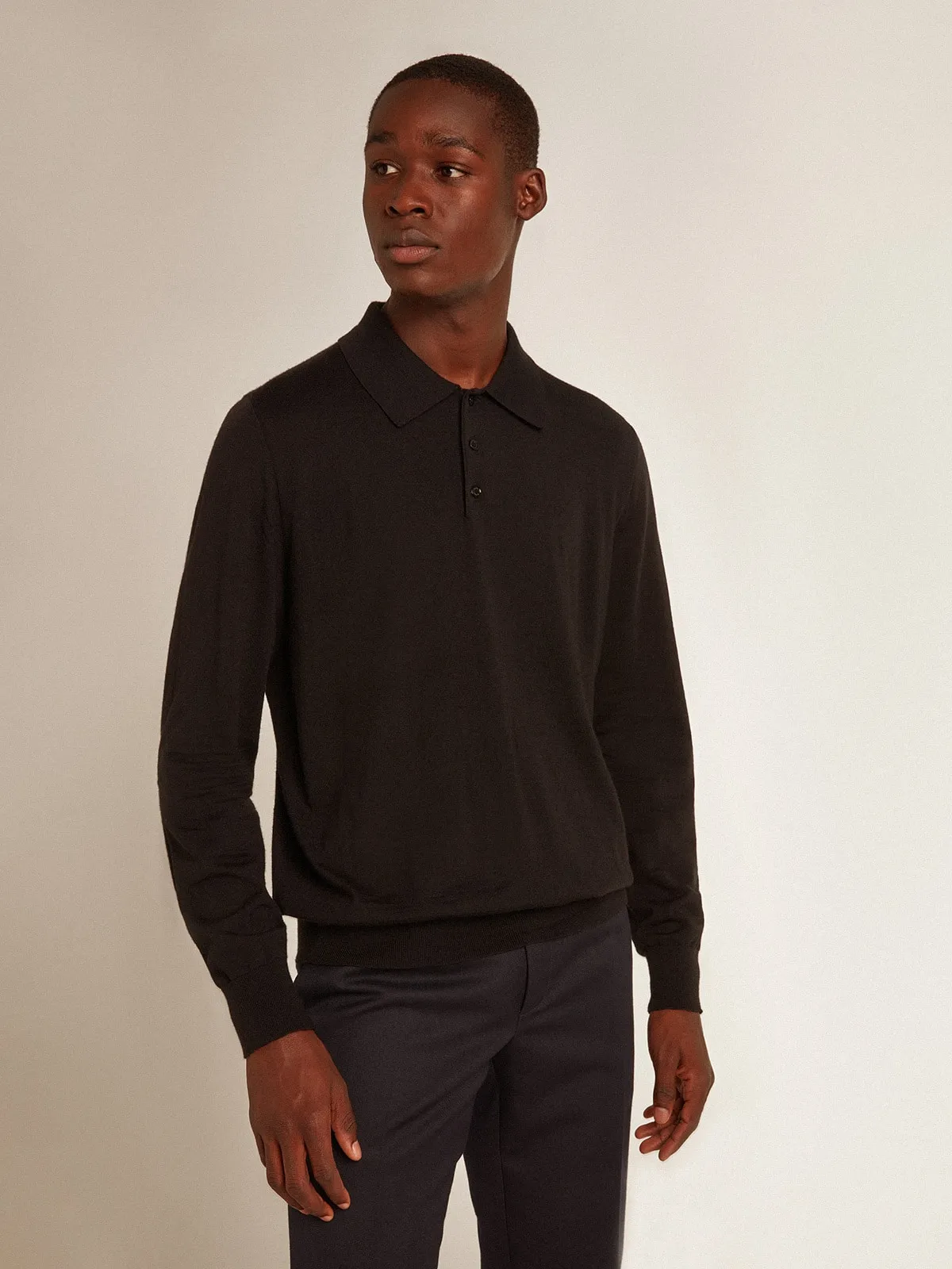Polo de manga larga de hombre en lana merina de color negro