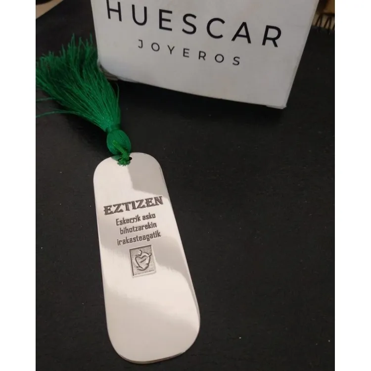Separador de páginas grande personalizado en plata de ley