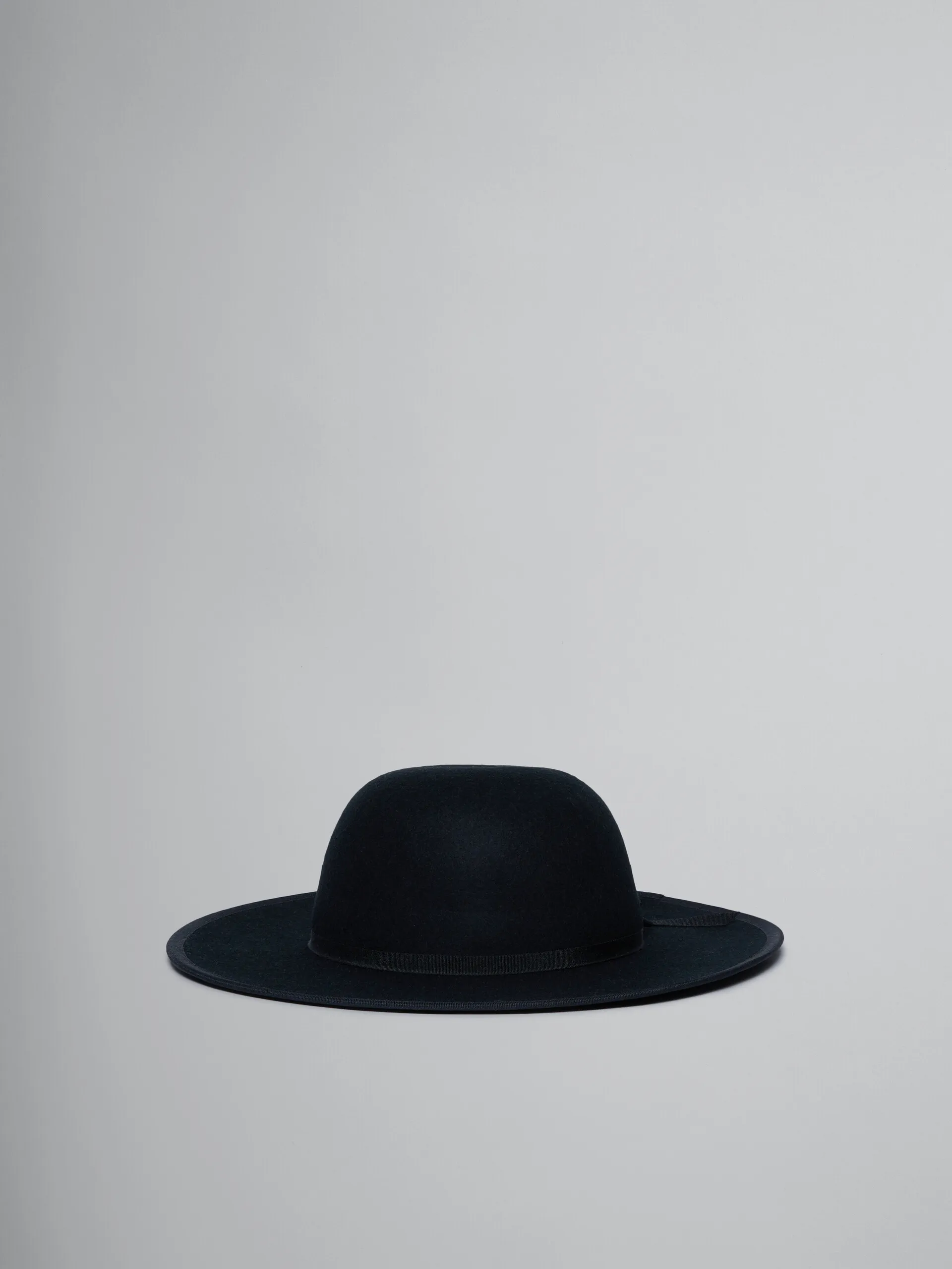 Sombrero de ala ancha negro de fieltro