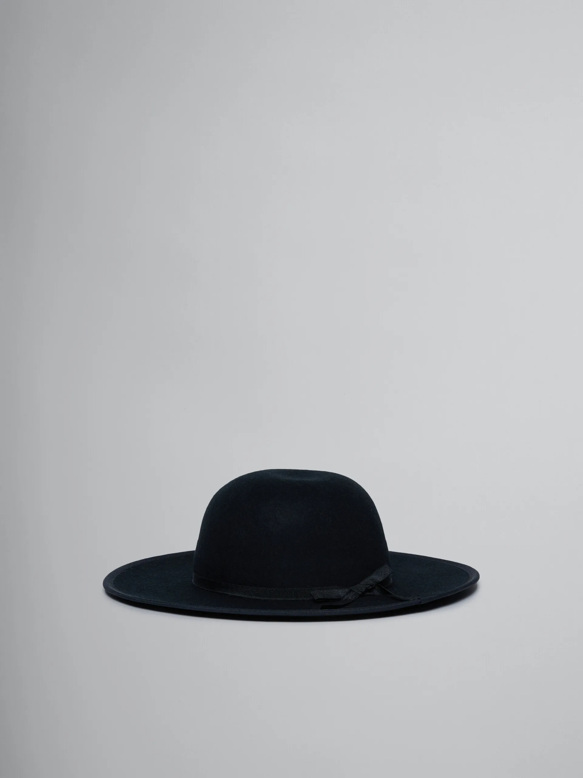 Sombrero de ala ancha negro de fieltro