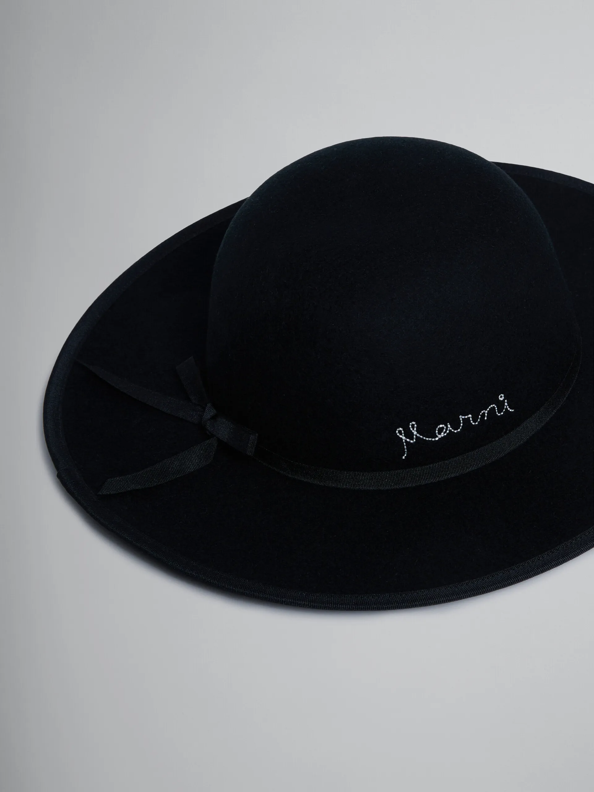 Sombrero de ala ancha negro de fieltro